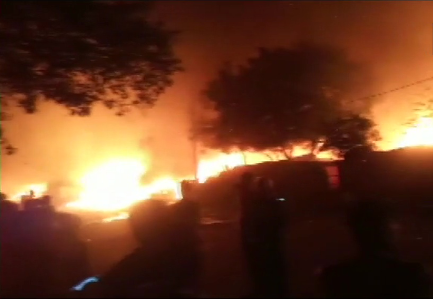 दिल्ली के ओखला के झुग्गी और कपड़े के गोदाम वाले इलाके में लगी भीषण आग, बचाव कार्य जारी