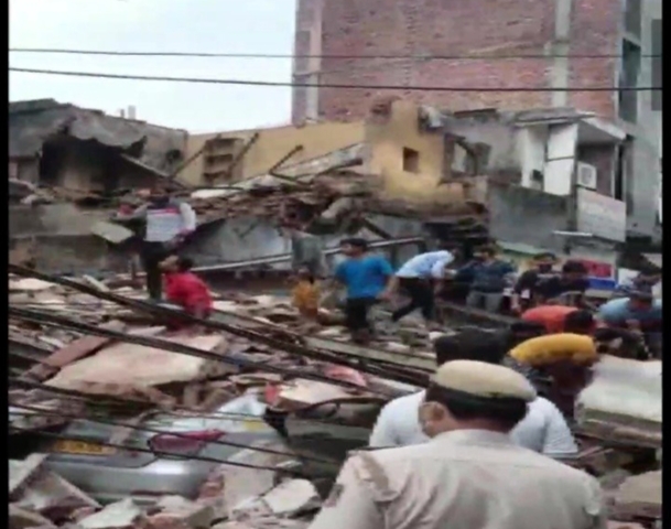 उत्तरी दिल्ली के सब्जी मंडी इलाके में 3 मंजिला इमारत गिरी, मलबे में कई लोग दबे