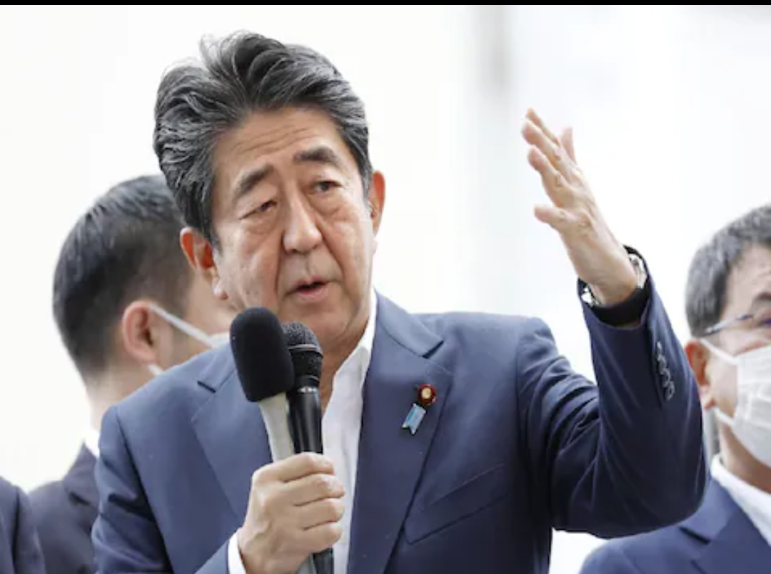 जापान के पूर्व प्रधानमंत्री शिंजो आबे को बीच सड़क पर हमलावर ने गोली मारी, वेंटिलेटर सपोर्ट पर हालत गंभीर