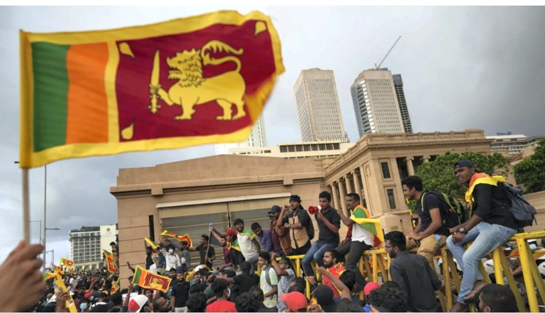 श्रीलंका में हालात बेकाबू: प्रदर्शनकारियों ने राष्ट्रपति, प्रधानमंत्री आवास पर कब्जा किया, देश में इमरजेंसी लागू