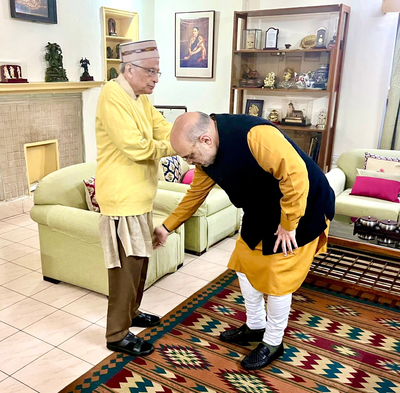 गृह मंत्री अमित शाह ने बीजेपी नेता मुरली मनोहर जोशी से की मुलाकात, पैर छूकर लिया आशीर्वाद