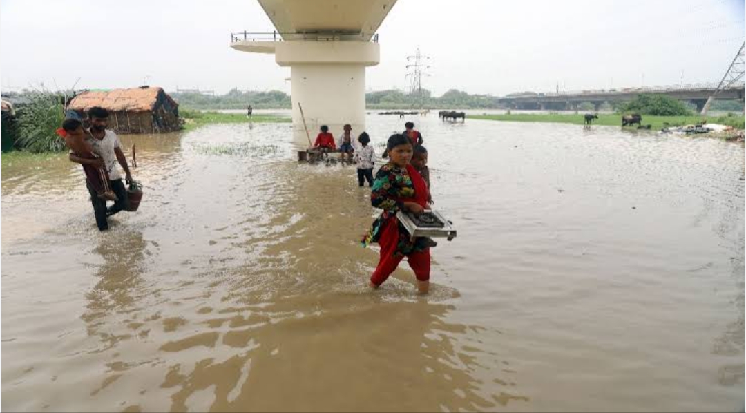 दिल्ली में बाढ़ का खतरा : स्कूल, कॉलेज हुए बंद, कर्मचारियों को वर्क फ्रॉम होम का निर्देश