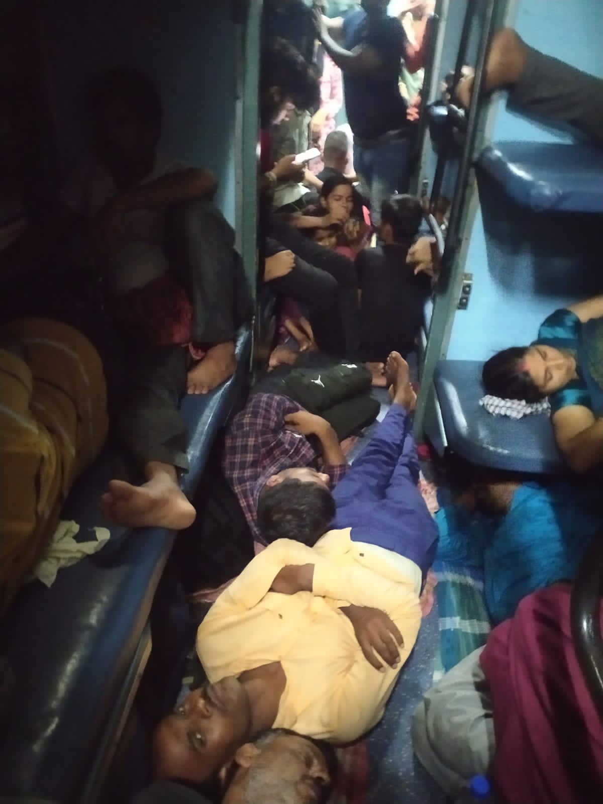 Indian Railways: संपूर्ण क्रांति एक्सप्रेस में यात्री हुए परेशान, चल रहा है अवैध वसूली का धंधा