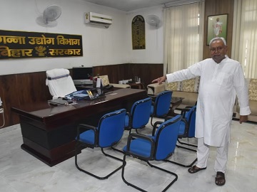 बिहार सरकार के कई मंत्री विभाग से गायब, सीएम नीतीश कुमार ने खाली कुर्सी के साथ तस्वीर खिंचवाई