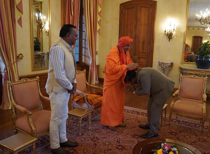 मानवमात्र के लिए समर्पित आध्यात्मिक गुरु स्वामी उमाकांतानंद सरस्वती जी,  विदेशों में राष्ट्र अध्यक्ष भी करते हैं चरण स्पर्श