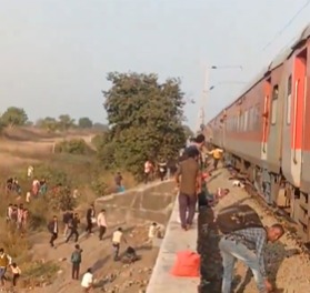 Maharashtra: Major train accident in Jalgaon, crushed by Karnataka Express, 11 people died