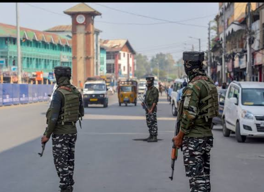 केंद्र सरकार का ऐलान, जम्‍मू-कश्‍मीर के रिहायशी इलाकों से हटाई जाएगी सेना