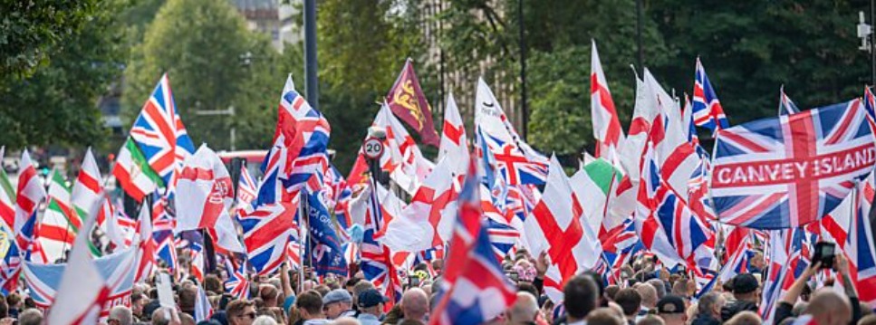 नेपाल और फ्रांस के बाद अब इंग्लैंड में सड़कों पर उतरे लाखों लोग