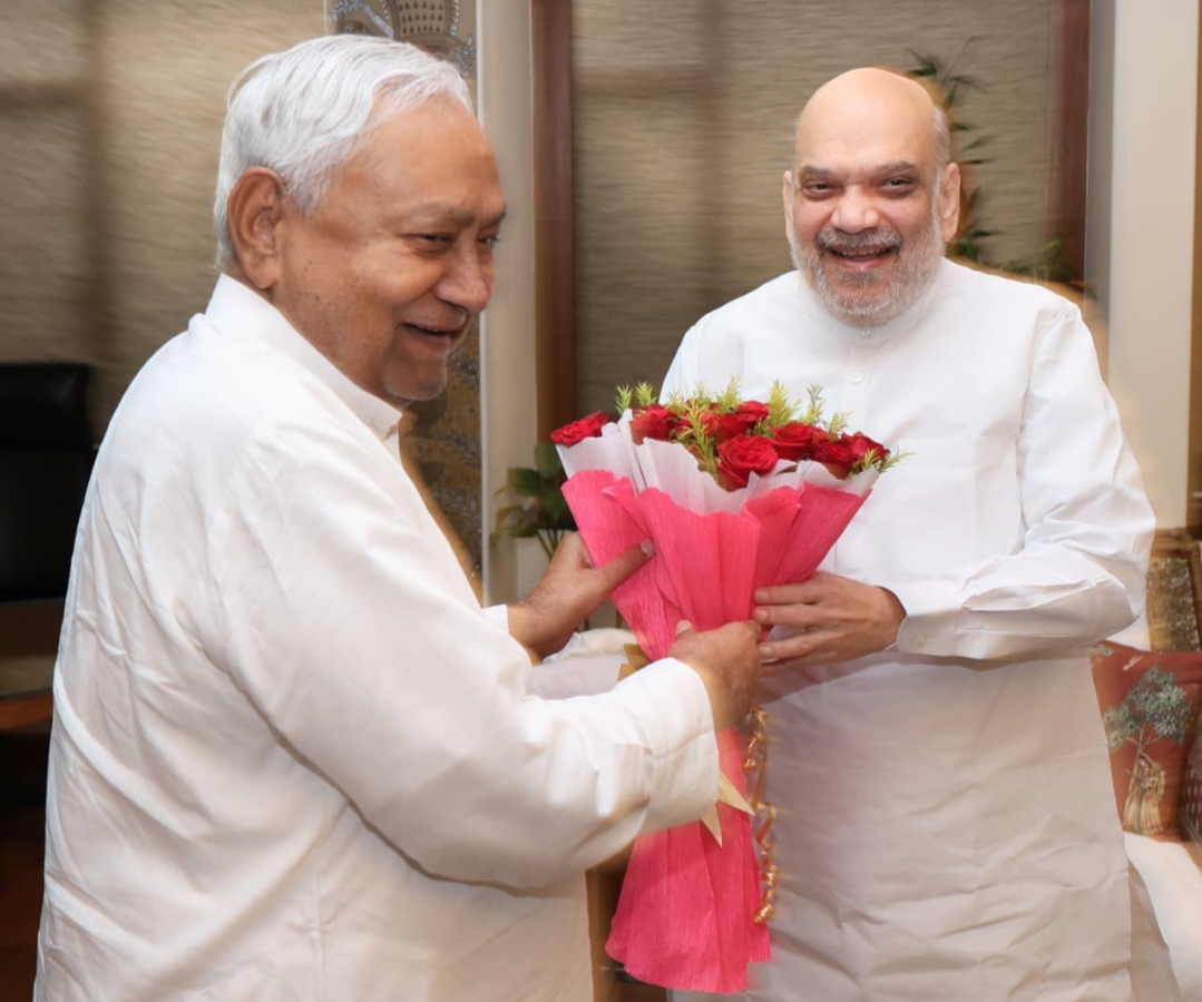 नीतीश कुमार पटना के मौर्या होटल में केंद्रीय गृह मंत्री अमित शाह से मुलाकात की