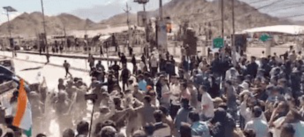 पूर्ण राज्य का दर्जा देने की मांग को लेकर लद्दाख में हिंसक विरोध प्रदर्शन, अब तक 4 की मौत