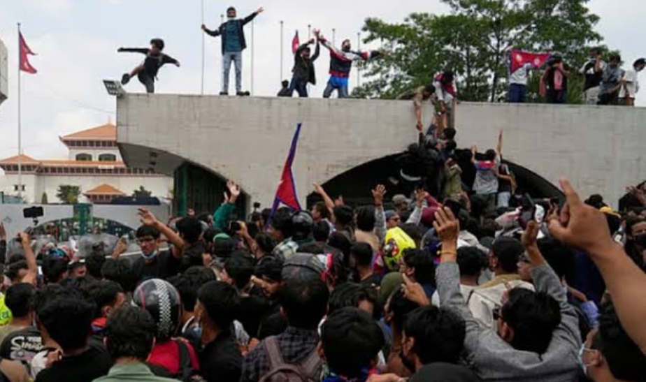 नेपाल में सोशल मीडिया बैन पर हिंसा, दर्जनों लोगों की मौत, काठमांडू में कर्फ्यू लगा