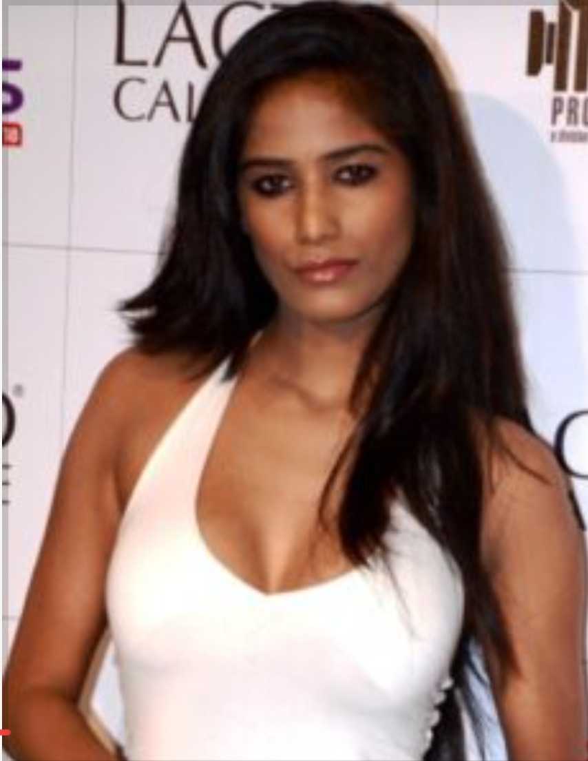 मॉडल और अभिनेत्री पूनम पांडे रामलीला में मंदोदरी का किरदार निभाने के पहले बबाल