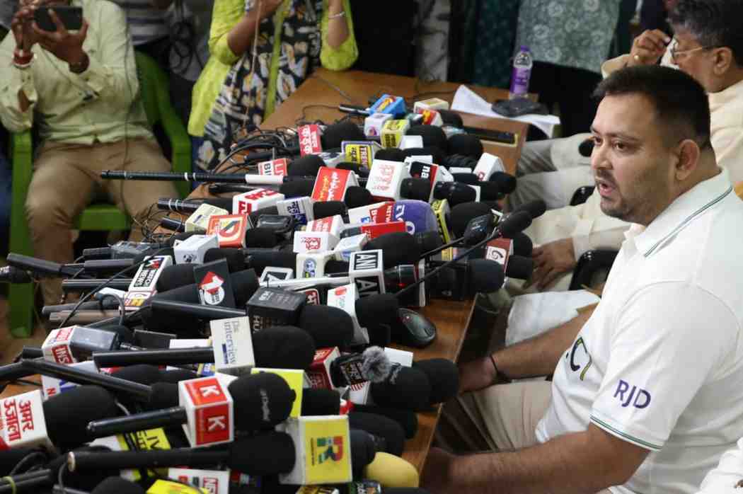 बिहार चुनाव में मीडिया पर भारी सोशल मीडिया, माइक आईडी की बाढ़ में बह रहा चुनावी शोर