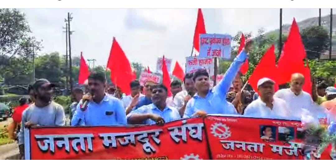 झारखण्ड : बोकारो के बेरमो में सीसीएल के अमलो PO ऑफिस के सामने जनता मजदूर संघ का धरना, प्रदर्शन, प्रबंधन को मांग पत्र भी सौंपा