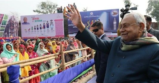 बिहार चुनाव : नीतीश कुमार की सभा में महिलाओं की संख्या ज्यादा, क्या निर्णायक होंगी महिलायें ?
