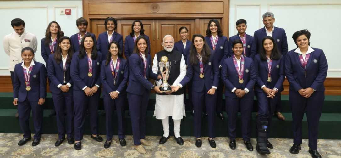 महिला विश्वकप विजेता टीम के खिलाडियों से मिले पीएम मोदी, बोले आप पर देश को है नाज