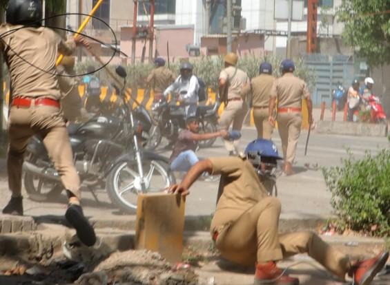 उत्तर प्रदेश : नोएडा में कर्मचारियों ने फिर शुरू किया प्रदर्शन