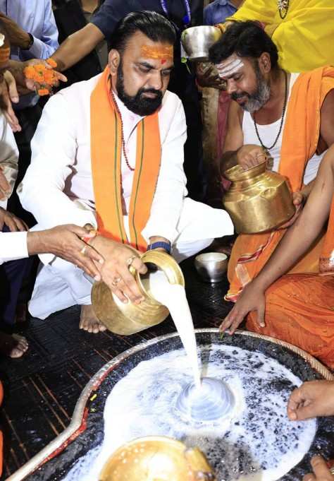 बिहार में बीजेपी का मुख्यमंत्री : 24 अप्रैल को फ्लोर टेस्ट, सम्राट चौधरी ने बाबा बैद्यनाथ धाम मंदिर में विधिवत पूजा-अर्चना की
