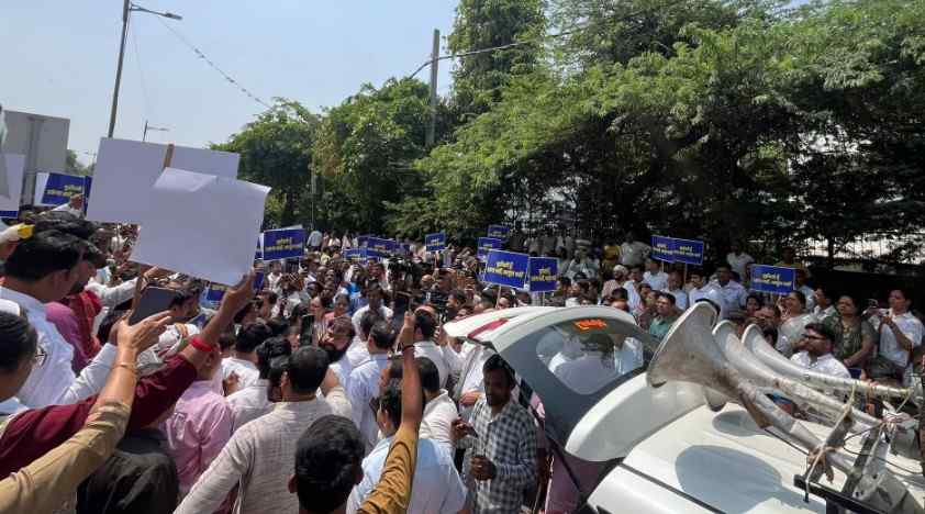 Purvanchali protesting at CM Rekha Gupta's residence